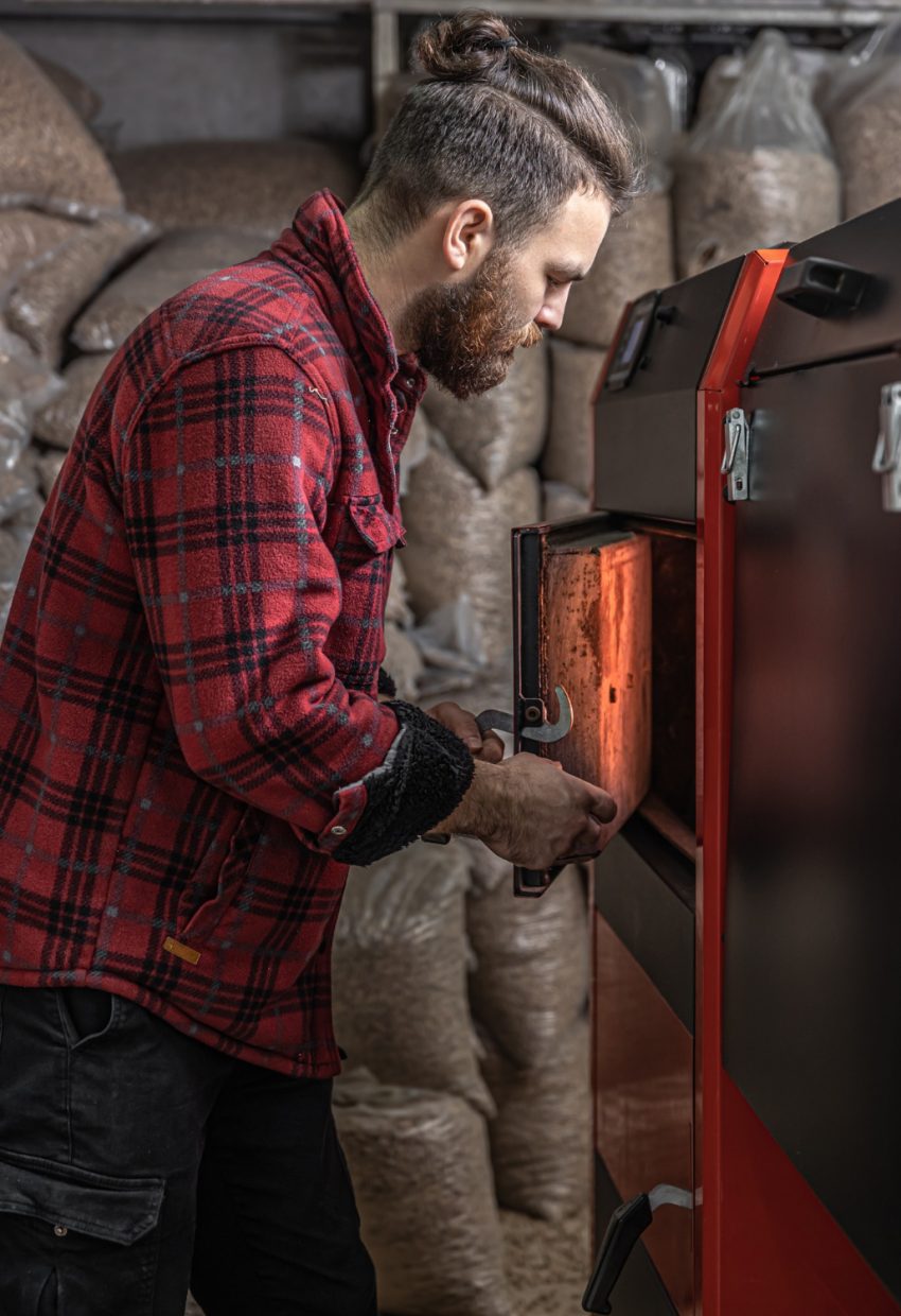 Katilų sistemos paruošimas žiemai namuose su techniku